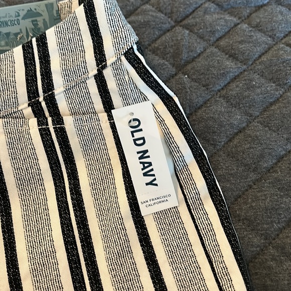 🆕 Ladies Old Navy Pixie Mid-Rise Shorts 💗 Size 6 - Picture 3 of 4